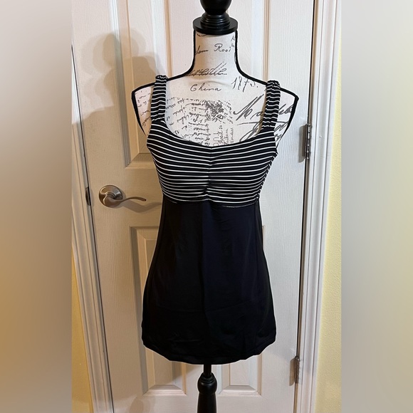 Lululemon Aria Tank II - Picture 4 of 12